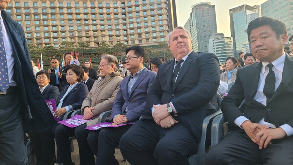 10월29일 서울시청 광장서 진행된 이태원 참사 1주기에서 인요한 국민의힘 혁신위원장과 이재명 민주당 대표가 참석했다