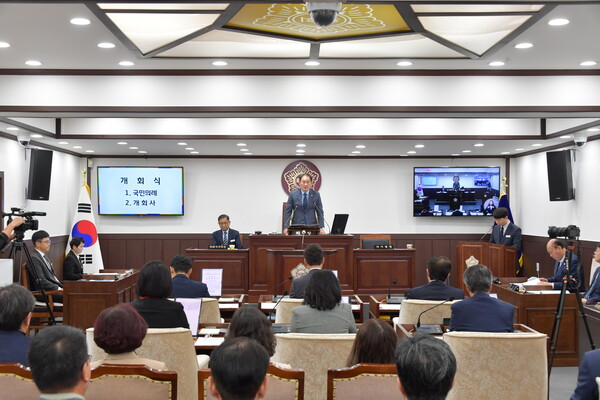 동두천시의회(의장 김승호)는 10월 31일, 제324회 동두천시의회 임시회를 열고 11월 10일까지 11일간의 일정에 들어갔다. (사진=동두천시의회)