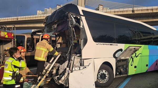 11월3일 오전 경부고속도로 부산 방향 신갈 JC 인근에서 버스 5대가 잇따라 추돌하는 사고가 났다. (사진=용인소방서)