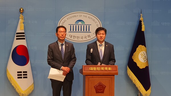 박상혁 의원과 김주영 의원이 11월5일 서울 여의도 국회 소통관에서 기자회견을 가졌다. (사진=홍정윤 기자)
