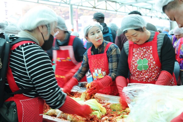 화성시의회는 11월 3일, 남양읍 행정복지센터 주차장에서 남양읍 주민자치회와 남양읍 이장단 협의회 주관으로 진행된 사랑의 김장 나눔 행사에 참가했다.&nbsp; (사진=화성시의회)
