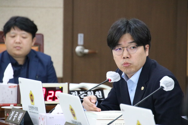 정종혁 인천시의회 의원이 11월 10일 인천시교츙 본청 행감에서 발언하고 있다. (사진=조태근 기자)