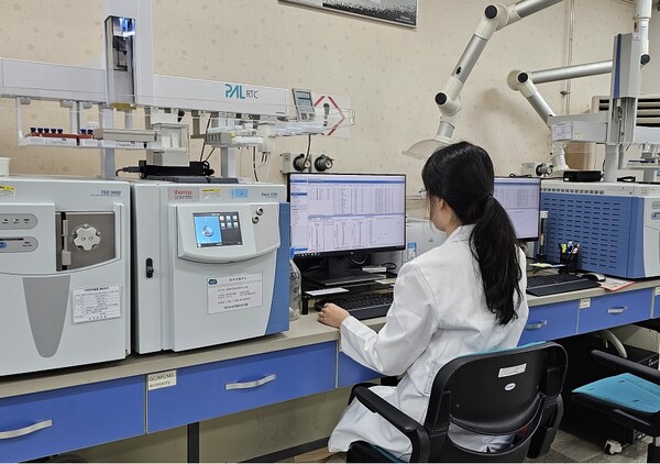 경기도보건환경연구원은 11월13일 온라인에서 판매되고 있는 농산물 392건에 대해 잔류농약검사를 실시한 결과 고춧가루 등 10건이 잔류농약 허용기준치를 초과했다고 밝혔다. (사진=경기도보환연)