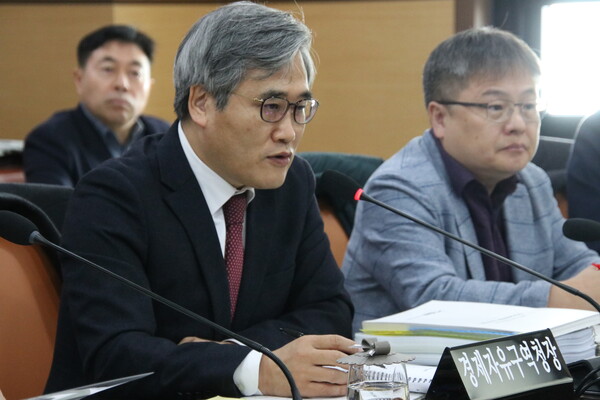 김진용 인천경제자유구역청장이&nbsp;13일 인천시의회 산업경제위원회 경제자유구역청 행정감사에서&nbsp;김대중(국민의힘, 미추홀구) 의원의 질문에&nbsp; 답하고 있다. (사진=조태근 기자)