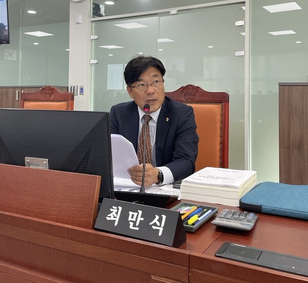 최만식(민주당, 성남2) 의원은 11월14일 경기도농수산진흥원 행정사무감사에서 &lsquo;마켓경기&rsquo; 매출액이 직영 후 마케팅비 등을 확대해 투입한 만큼의 만족스러운 성과를 못 내고 있다고 지적했다. (사진=경기도의회)
