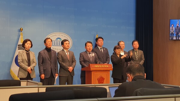 민주당 국방위원회 의원들이 11월15일 김명수 합참의장 후보자의 사퇴를 촉구하는 기자회견을 하고 있다. (사진 =홍정윤 기자)