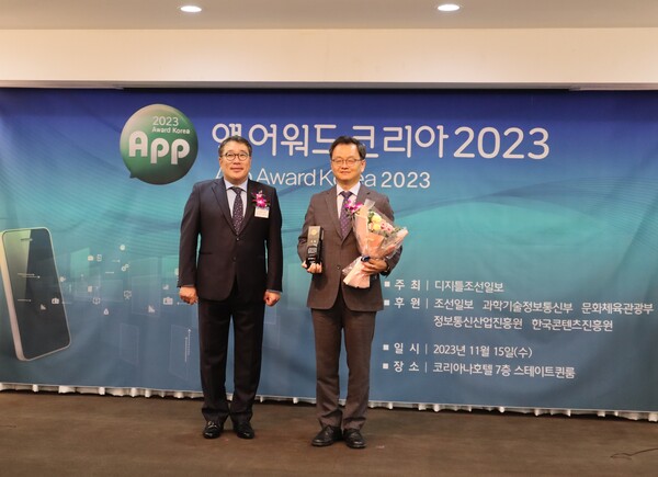 경기교통공사 민경선 사장이 경기 통합교통플랫폼 ‘똑타’가 15일 개최한 ‘앱 어워드 코리아 2023’에서 소비자 리서치와 산학 전문가 심사를 통해 높은 독창성과 기능성을 인정받아 공공서비스 분야 ‘대상’을 수상했다.(사진=경기교통공사)