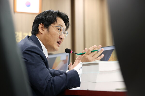 김도훈(국민의힘, 비례) 의원은 11월16일 진행된 경제투자실 행정사무감사에서 경기도일자리재단 이전과 관련해 도(道)에서 이전 부지 오염 사실을 알고도 매입을 급하게 추진한 정황을 포착했다고 밝혔다. (사진=경기도의회)