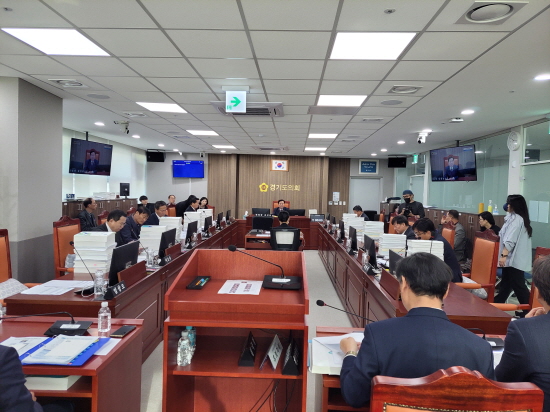 22일 도의회 상임위에서 경기도의회 농정해양위원회가 농정해양국과 산하 공공기관에 대한 종합감사에서 실시하고 있다.(사진=김인창기자)