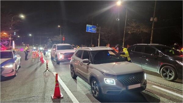 경기북부경찰청이 연말연시를 앞두고 야간 음주운전단속을 펼쳐&nbsp;음주운전자 8명을 적발했다고 밝혔다. (사진=경기북부경찰청)