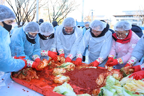 인천환경공단이 인천시청 애(愛)뜰 바닥분수광장에서 펼쳐진 &lsquo;2023 인천김장나눔대축제&rsquo;에 300만원을 후원하고 최계운 이사장 등 직원 40명이 직접 김치를 버무리며 이웃사랑을 실천했다. (사진=인천환경공단)