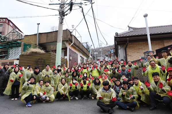 인천환경공단이 11월28일 한파속에서 서구 석남동을 찾아 사랑의 연탄을 전달하며 어려운 이웃과 온기를 나눴다. (사진=인천환경공단)