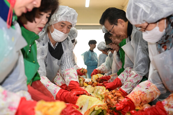 지난 11월30일에는 연수2동 새마을부녀회(회장 한재분)를 중심으로 자생단체 봉사자들이 함께 동 행정복지센터에서 &lsquo;사랑의 김장 나눔&rsquo; 행사를 개최했다. (사진=인천 연수구)