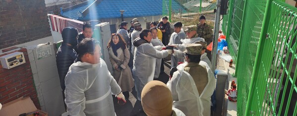 평택시기자단은 12월 1일 평택시 서정북로 위치한 한 취약계층 가정에 ‘사랑의 연탄 나눔 봉사활동’을 펼쳤다. (사진=평택시)