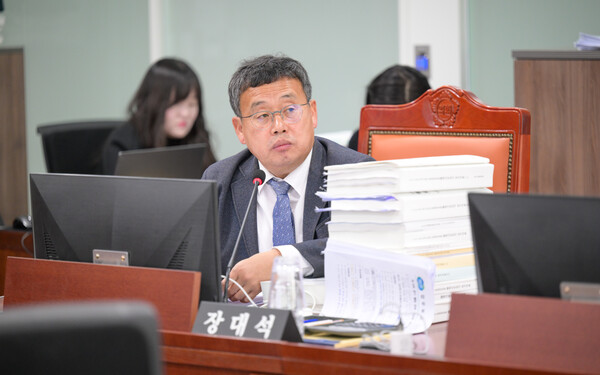 경기도의회 예산결산특별위원회 장대석(더불어민주당 시흥2) 의원이 12월6일 교육행정위원회 소관 사무를 대상으로 열린 본예산 심사에서 발언하고 있다. (사진=경기도의회)