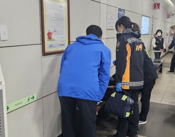 김포 골드라인이 출근 시간대 고장으로 50분간 멈춰서며 극심한 혼잡을 빚으며 승객 2명이 호흡곤란과 불안 증상을 보여 병원으로 이송됐다. (사진=김포소방서)