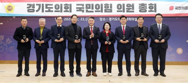 윤재영 경기도의원이 21일 경기도의회 대회의실에서 열린 ‘2023년 국민의힘 행정사무감사 우수의원 시상식’에서 우수의원으로 선정돼 수상을 하고 있다.(사진=경기도의회)