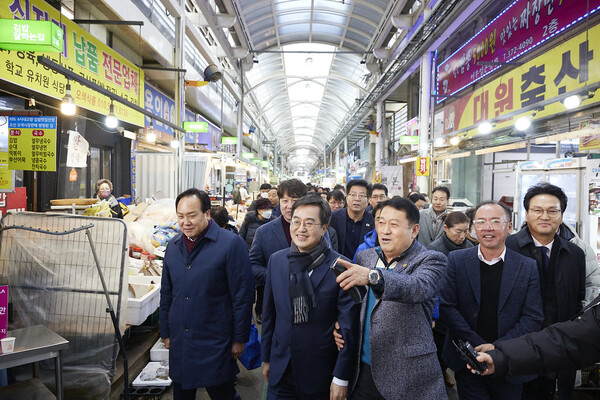 김동연 도지사가 12월28일 오후 연말연시를 맞이하여 오산 오색시장을 방문했다. (사진=경기도)