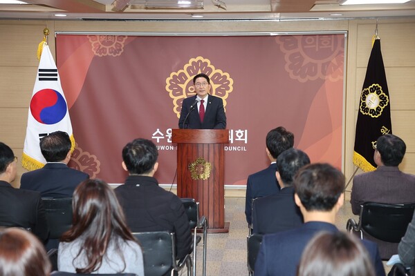 수원시의회가 1월2일 의회 세미나실에서 의회사무국 직원을 대상으로 시무식을 개최했다. (사진-수원시의회)