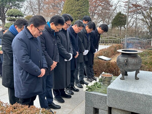 더불어민주당 인천시당은 1월4일&nbsp;수봉공원 현충탑을 찾아 순국선열 참배를 시작으로 총선승리를 위한 첫발을 내디뎠다. (사진=민주당 인천시당)