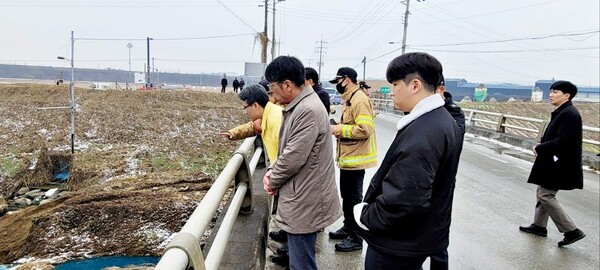 평택시의회 유승영 의장은 1월10일부터 11일 이틀간 평택시 관리천 유해물질 유출 현장을 방문했다. (사진=평택시의회)