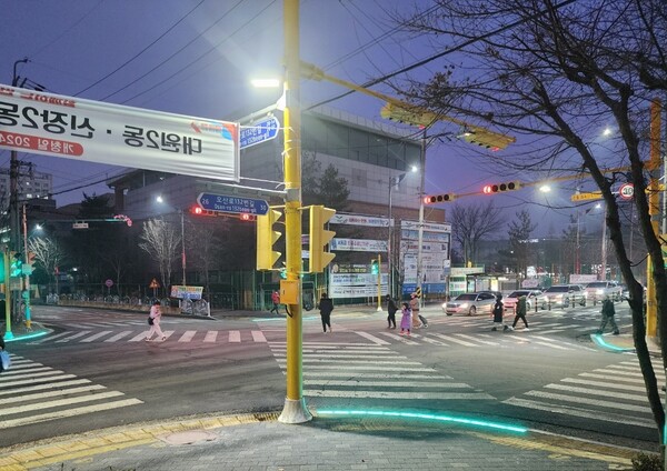오산시가 보행자 교통안전 향상을 위해 어린이보호구역 내 교차로 8곳에 발광 다이오드(LED) 바닥 신호등을 설치했다고 밝혔다. (사진=오산시)