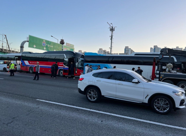 1월15일 아침 7시5분께 용인시 기흥구 신갈동 경부고속도로 신갈분기점&nbsp;부산방향&nbsp;버스 전용차선에서 버스 5대가 잇따라 추돌해 30명이 다쳤다.
