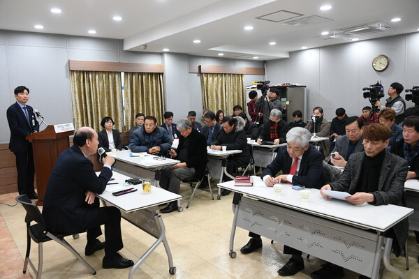 박형덕 동두천시장은 1월15일 시청 소 회의실에서 2024년 신년 맞이 언론인 소통 브리핑을 개최했다. (사진=동두천시)