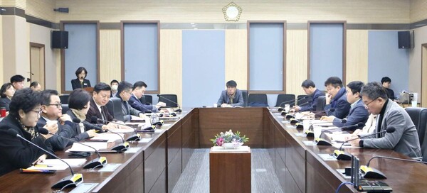 평택시의회는 1월16일 시의회 3층 간담회장에서 의원 및 사무국 직원 50여명을 대상으로 공직선거법 등 정치관계법 역량강화교육을 실시했다. (사진=평택시의회)