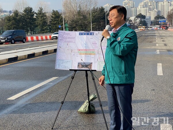 신상진 성남시장이 1월18일 성남시 분당구 수내교에서 현장 브리핑을 하고 있다. (사진=정연무 기자)