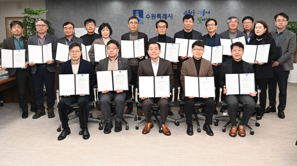 사진)이재준 수원시장(앞줄 가운데), 김현수 제1부시장(앞줄 왼쪽 2번째), 황인국 제2부시장(앞줄 오른쪽 3번째)과 간부 공무원들이 청렴행정 실천 서약서에 서명한 후 함께하고 있다.