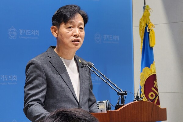 박세원 경기도의원이 24일 도의회 브리핑룸에서 “더불어민주당을 탈당해 미래대연합으로 합류한다”고 기자회견을 통해 밝히고 있다. (사진=김인창기자)