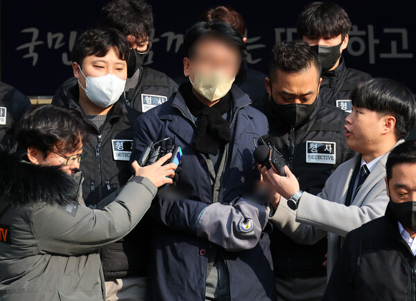 이재명 대표를 흉기로 찌른 혐의를 받는 김모씨가 10일 오전 부산 연제경찰서에서 나와 검찰로 송치되고 있다. 경찰은 이날 오후 수사 결과를 발표한다.