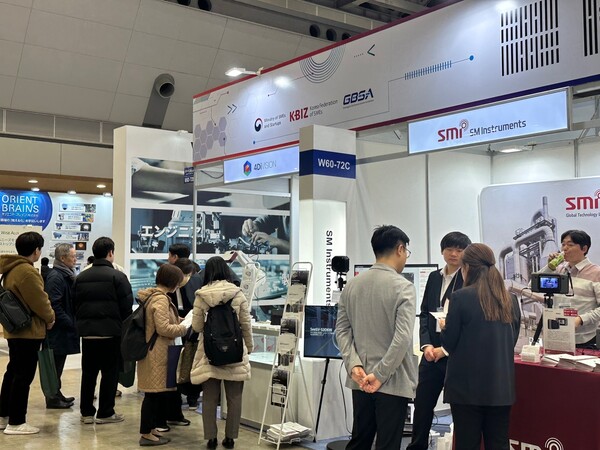 &#39;일본 도쿄 스마트팩토리 엑스포&#39;에서 기업 관계자와 참관객들이 한국관을 찾아 문의 및 상담을 진행하고 있다.(사진=경과원)