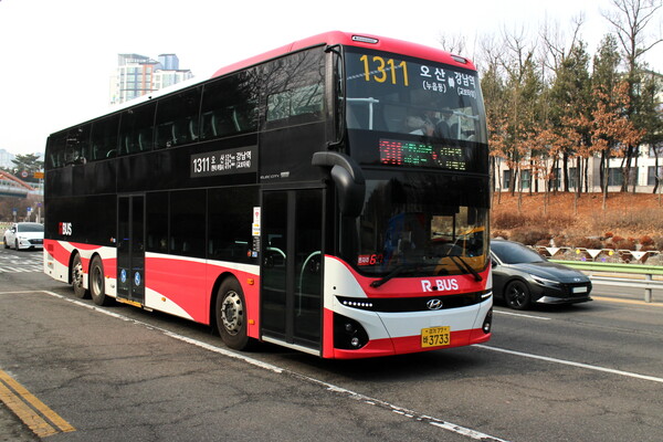 오산시가 지난해 12월12일 광역버스 1311번에 2층 전기버스 2대를 도입한 데 이어 오는 6일부터 광역버스 5300번에도 2대를 추가로 도입한다. (사진=오산시)