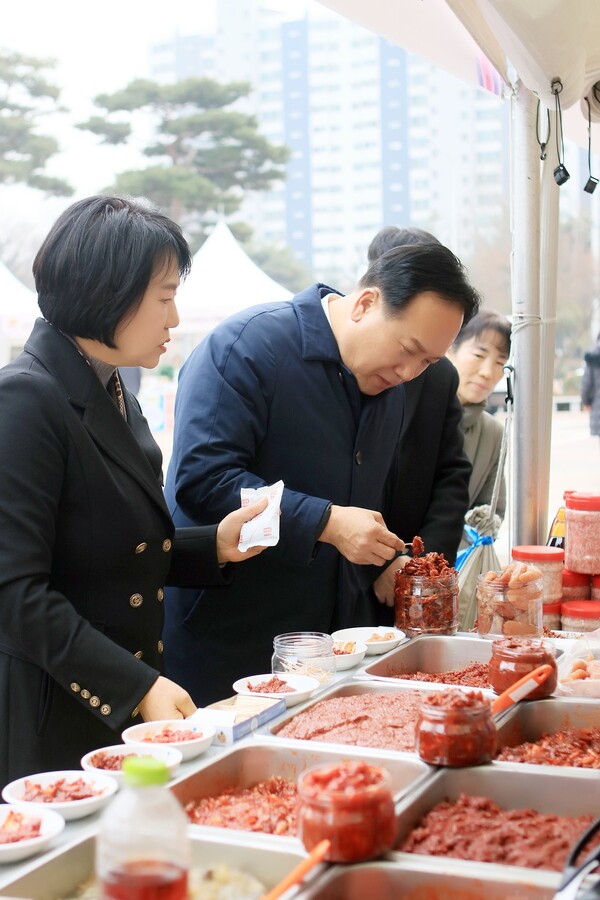 오산시는 지난 1~3일 시청광장에서 농특산물 직거래장터를 판매했다. (사진=오산시)