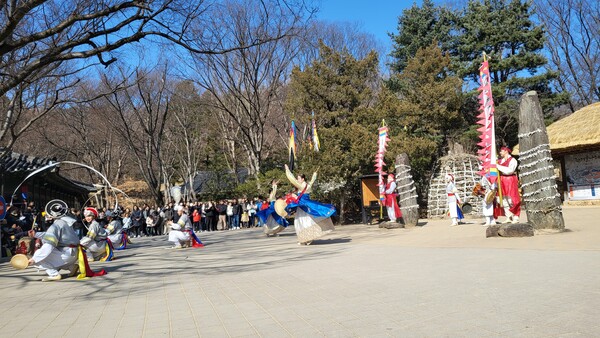 설 연휴 마지막 날인 2월12일 용인시 한국민속촌을 찾은 시민들이 전통 공연을 관람하고 있다. (사진=이화영 객원기자)