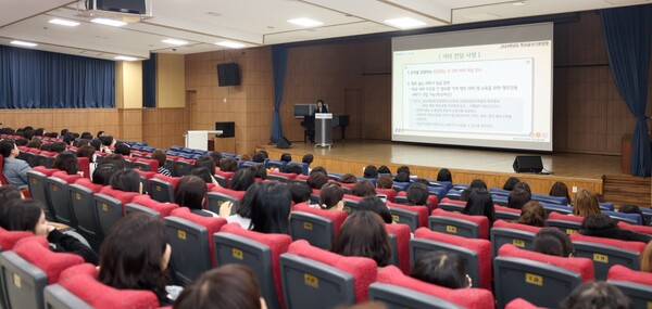 인천시교육청은 관내 학교 영양교사와 영양사, 공사립 유치원장 670여명을 대상으로 학교 급식 기본방향에 대한 연수를 개최했다.(제공=시교육청)