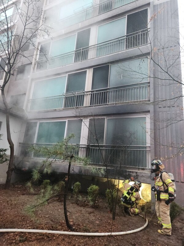 2월19일 오전 7시27분께 성남시 분당구 정자동 아파트 경비원 숙소에서 불이나 1시간여 만에 불을 껐다. (사진분당소방서)