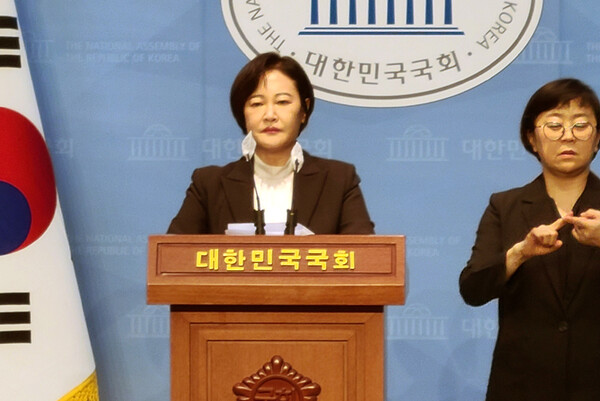 민주당이 전략선거구로 지정한 서울 동작구을 현역 의원인 이수진 의원이 2월22일 기자회견을 열고 “리더십의 붕괴가 일어나고 있다”라며  탈당을 선언했다. (사진=홍정윤 기자)