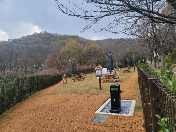 인천시가 오는 3월5일 부평구 청천동 원적산공원 반려동물놀이터를 개장한다. 반려견의 크기별로 대형견과 소형견 놀이터 2개 공간으로 구분해 운영된다. (사진=인천시)