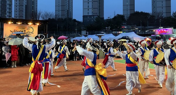 용인 수지구 신봉동에선 정월대보름 맞이 민속축제가 지난 24일 신봉 체육공원에서 열렸다. 사진은 농악단 공연. (사진=용인시)