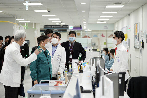 신상진 성남시장이 2월26일 오전 성남시의료원을 방문해 비상진료체계를 점검하고 의료진들을 격려했다.  (사진=성남시)
