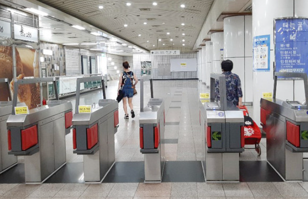 인천시가 전국 최초로 62개 지하철 역사에 비접촉 교통비 결제 시스템인 태그리스 게이트를 전면 도입한다. (사진=인천시)