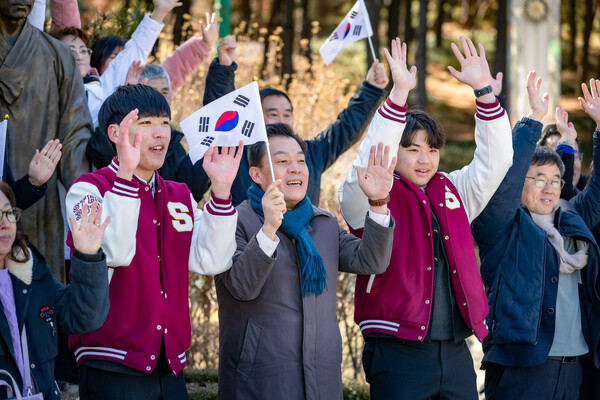 3월1일 수원 올림픽공원에서 이재준 수원시장과 참석자들이 만세삼창을 하고 있다. (사진=수원시)