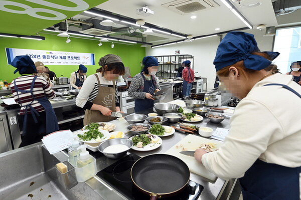 인천 부평구가 지난 2월29일 음식점의 메뉴개발을 위한 레시피 수업 ‘좋은식단 개발 프로젝트 사업’을 성공리에 마무리했다. (사진=인천 부평구)