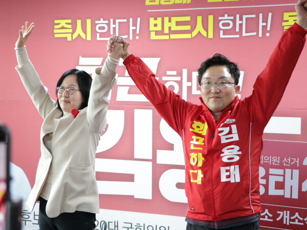 국민의힘 김용태(오른쪽) 고양시정 국회의원 후보가 3월11일 오전 11시 일산서구 대화역 인근 태진빌딩 802호에서 ‘일산 재도약 프로젝트’ 선거사무소 개소식을 열었다. 왼쪽은 김현아 선대위원장.