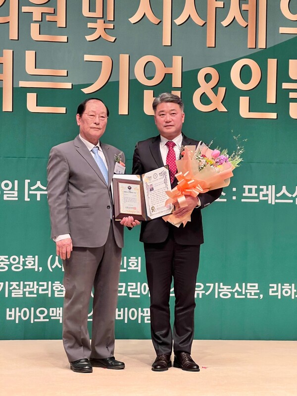 김정호 의원은 13일 광화문 프레스센터에서 열린 ‘2024 우수도의원 의정대상’ 시상식에서 의정발전 및 지역사회공헌 부분 대상을 수상하고 있다. (사진=경기도의회)