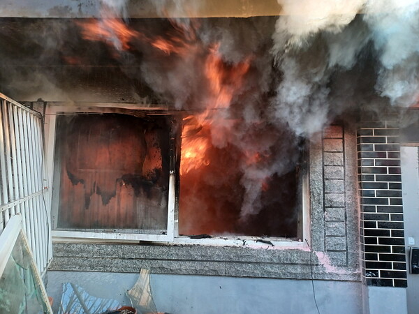 부천의 한 주택에서 전기적 요인으로 보이는 화재가 발생해 70대 어머니와 40대 아들이 숨졌다. (사진=부천소방서)