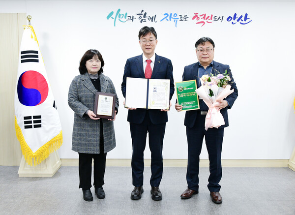 이민근 안산시장이 지난 3월13일 한국프레스센터에서 열린 ‘2024 미래를 여는 기업&인물대상’ 시상식에서 우수 지자체장 행정대상을 수상했다. (사진=안산시)